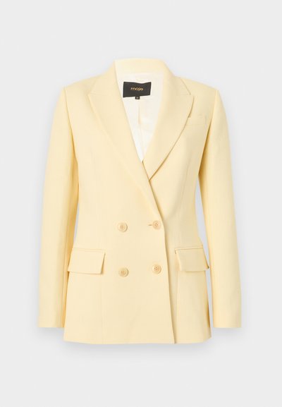 Blazer croisé couleur crème avec revers à encoche, manches longues, deux poches à rabat sur le devant et quatre boutons, présenté sur un fond uni.