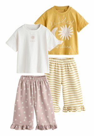 Dva topy s krátkym rukávom, jeden žltý s potlačou slnka a mesiaca, jeden biely s malou grafickou potlačou slnka, spojené s ružovými kvetovanými a žlto pruhovanými volánovými nohavicami.