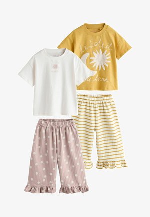 Due top a maniche corte, uno giallo con stampa sole e luna, uno bianco con una piccola grafica del sole, abbinati a pantaloni rosa floreali e gialli a righe con volant.