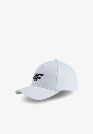 Biała czapka z daszkiem z czarnym logo „"4F"” z przodu, pokazana pod kątem na jednolitym białym tle.