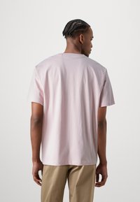 Guess Jeans TEE - Camiseta estampada - blush
