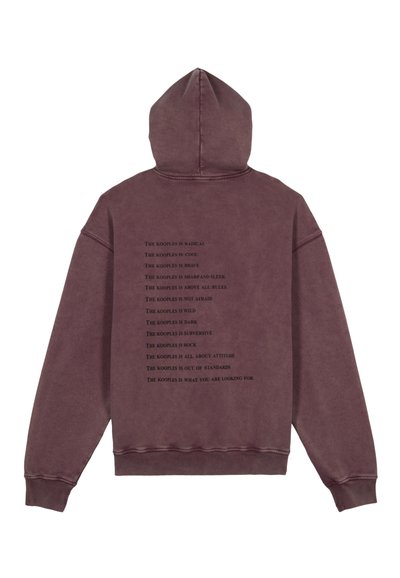 Pullover hoodie in diep bordeaux stof, met een grote capuchon en een rugprint met herhaalde tekst in zwart. Ribgebreide boorden en zoom.