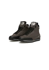 Sneaker alte in pelle grigio scuro con accenti neri, superficie texture, lacci robusti e colletto in ecopelliccia imbottito. Dettaglio del logo in argento.