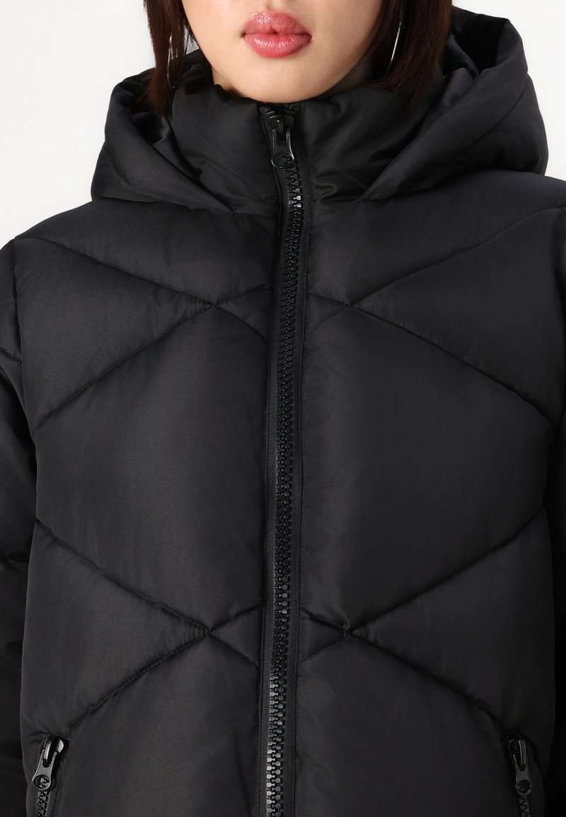 Veste en duvet noire avec capuche, présentant une fermeture éclair à l'avant, un design matelassé en losange et des poches latérales pour plus de fonctionnalité.