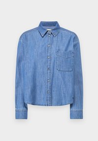 Ljusblå denimskjorta med långa ärmar, knäppning fram, klassisk krage och en enkel bröstficka på vänster sida.