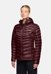 Giacca isolante bordeaux con cappuccio, design trapuntato e gonfio, zip frontale e dettaglio del logo sul lato sinistro del petto. Materiale leggero.