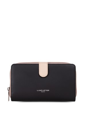 Portefeuille en cuir noir avec une texture lisse, un fermoir à pression beige et un logo de marque gravé en argent sur le devant. Fermeture zippée sur le côté.