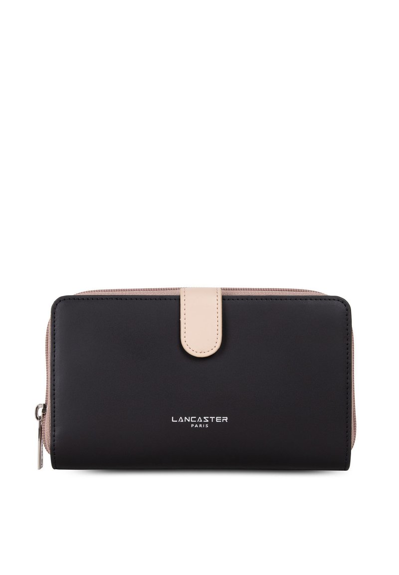 Portefeuille en cuir noir avec une texture lisse, un fermoir à pression beige et un logo de marque gravé en argent sur le devant. Fermeture zippée sur le côté.