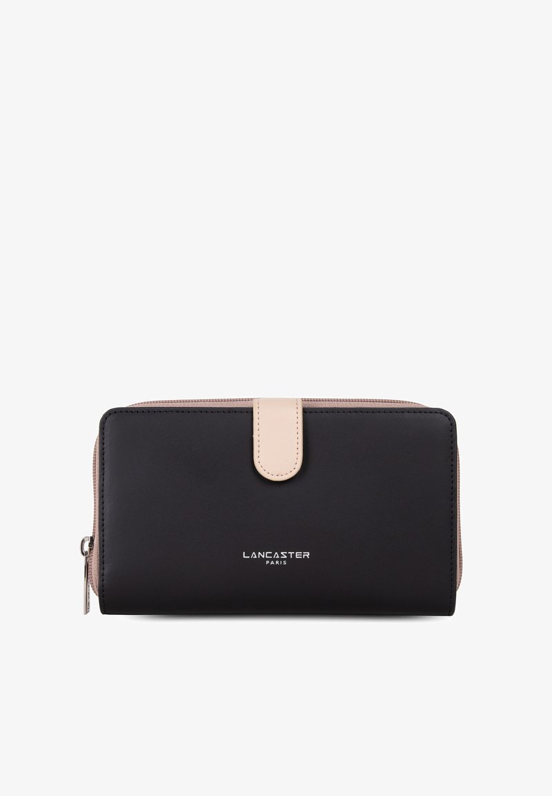 Portefeuille en cuir noir avec une texture lisse, un fermoir à pression beige et un logo de marque gravé en argent sur le devant. Fermeture zippée sur le côté.