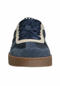 Sneakers in suede blu navy con un accento in pelle beige chiaro, design con lacci piatti e suola in gomma. Presentano dettagli ricamati lungo i bordi.