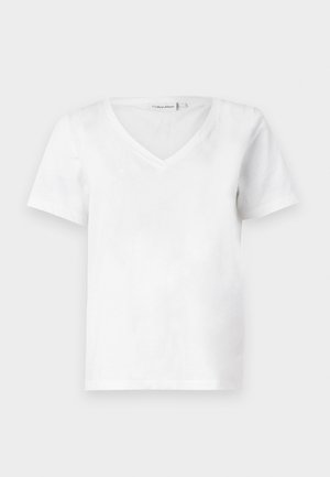 Hvit kortermet V-hals t-skjorte laget av bomull, med en myk tekstur og en klassisk passform. Merket synlig ved halslinjen.