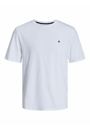 Baltas kokvilnas T-krekls ar īsām piedurknēm, apaļu kakla izgriezumu un nelielu melnu akcenta logotipu kreisajā krūšu zonā.