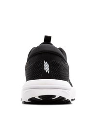 Scarpe da ginnastica nere con una tomaia in mesh testurizzato, un controcappio nero e una suola intermedia bianca. Presenta un'etichetta di trazione sul retro.