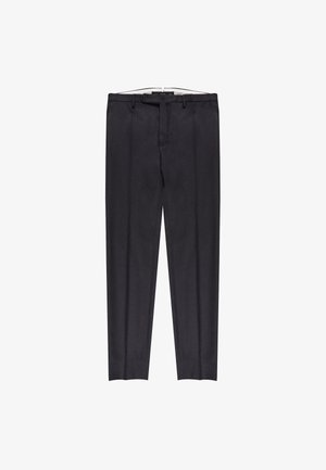 Pantalones negros de corte entallado con una textura de tejido suave, que cuentan con un ajuste slim, dos bolsillos frontales y una cremallera con cierre de botón.