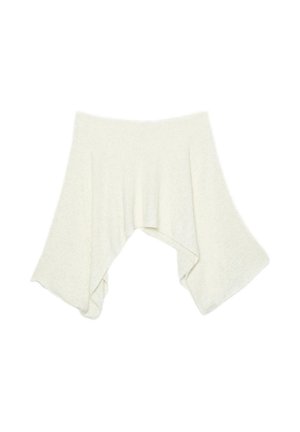 Pončo z jemného krémovo-bieleho úpletu so širokými, voľne ležiacimi rukávmi a asymetrickým lemom, navrhnutý na vrstvenie a teplo.