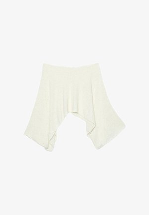 Poncho en tricot écru avec de larges manches fluides et un ourlet asymétrique, conçu pour être superposé et apporter de la chaleur.