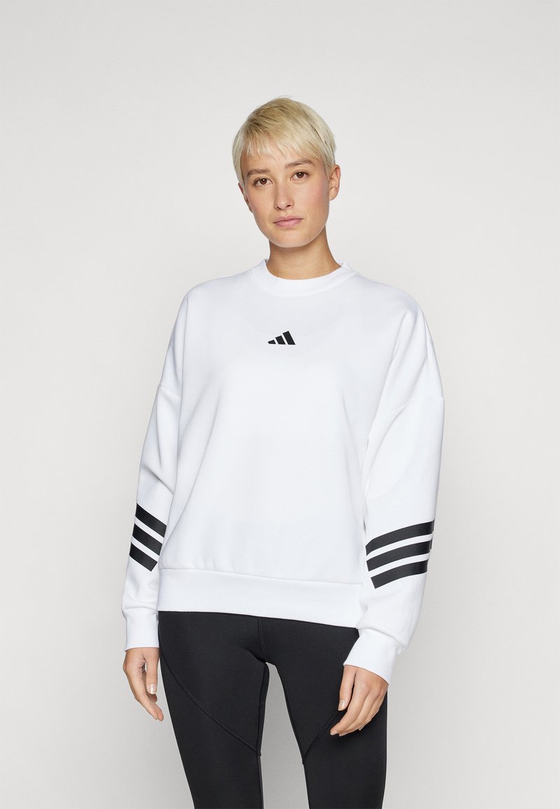 Hvit hettegenser med lange ermer, med svart Adidas-logo på brystet og tre svarte striper på hver erme. Myk, elastisk stoff.