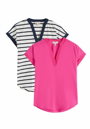 Lühikeste varrukatega naiste topp, üks üleni erkroosa ja teine valge laiguliste tumeliste horisontaalribadega, mõlemad V-kaelusega ja mugava lõikega.