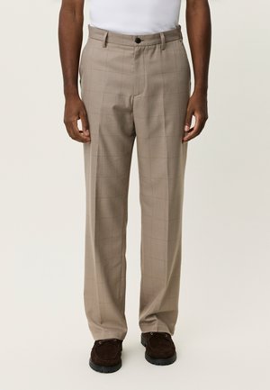 Lysebrune ternede bukser med løs pasform, der har en flad front, bæltestropper og en enkelt knaplukning. Glat stoftapet.