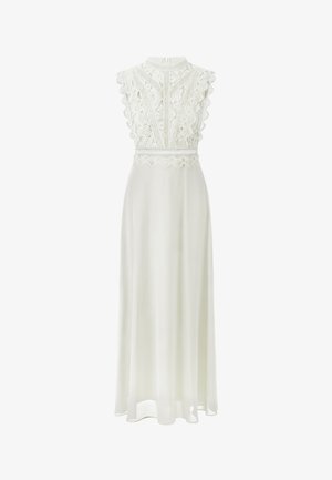 Vestido maxi blanco con cuello alto, detalles de encaje, mangas con forma de concha y falda fluida. La tela suave proporciona una textura ligera.