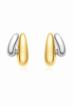 Coppia di orecchini moderni bicolore con forme lisce e curve; una parte a goccia allungata dorata, l'altra a gancio arrotondato argentato.