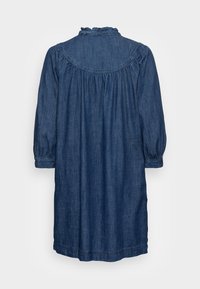 Jeansklänning, mörkblå, avslappnad passform, knälång, volangkrage, tre fjärdedelar ärmar, rynkad detalj på baksidan, inga synliga knäppningar.