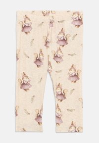 Leggings feitos de um tecido suave, com um fundo bege apresentando ilustrações repetidas de esquilos pastéis em vestidos, realçadas por motivos florais.