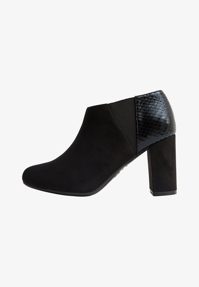 Bottine en daim noir avec talon bloc et détail texturé imitation peau de serpent sur le contrefort du talon et le panneau latéral élastique.