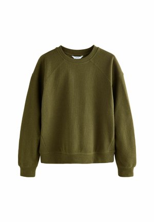 Effen olijfgroene sweater met ronde hals en lange mouwen, met geribbelde manchetten, zoom en halslijn, weergegeven op een witte achtergrond.