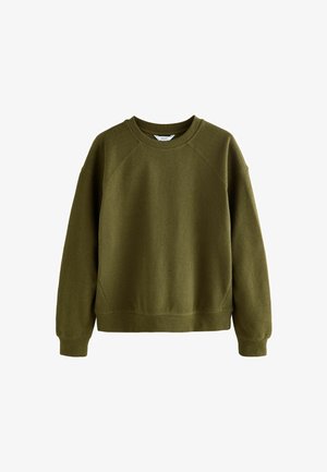 En enfärgad olivgrön crewneck-tröja med långa ärmar samt ribbade muddar, nederkant och halsringning, uppställd mot en vit bakgrund.