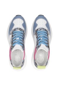 Vícebarevné tenisky s hladkými a strukturovanými materiály. Převládající barvy zahrnují modrou, bílou, růžovou a šedou. Kulaté tkaničky a polstrovaný límec.