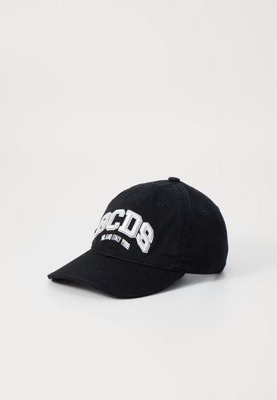 Cappellino da baseball in cotone nero con visiera curva, dotato di testo ricamato bianco "BCDB8" e "MILANO ITALY 1988" sul davanti.