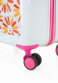 Maleta rígida con un cuerpo blanco, diseño floral en naranja y amarillo, cremallera y ruedas rosas, y acentos texturizados en la superficie.