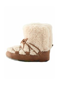 Braune Wildlederstiefel mit einem flauschigen cremefarbenen Schaffell-Oberteil. Verfügt über ein Kreuzgurt-Design und eine flexible Sohle für Komfort.