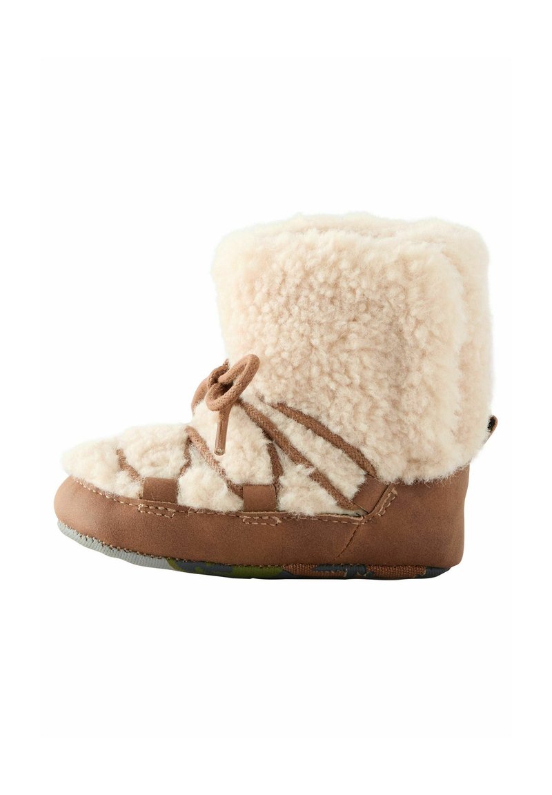 Braune Wildlederstiefel mit einem flauschigen cremefarbenen Schaffell-Oberteil. Verfügt über ein Kreuzgurt-Design und eine flexible Sohle für Komfort.