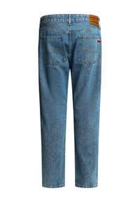 Jeans de mezclilla azul claro con un corte relajado, que presentan una cinturilla alta, dos bolsillos traseros y una etiqueta de cuero con la marca en la parte posterior.