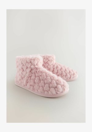 Roosad tutimustriga sussid, millel on tekstuuriga paks pealmine osa ja pehme vooder, madala pahkluu disainiga ning tasaste talladega siseruumides kasutamiseks.