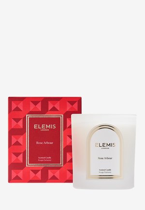 Elemis Rose Arbour duftlys i en frostet hvid holder ved siden af sin røde æske med geometrisk mønster.