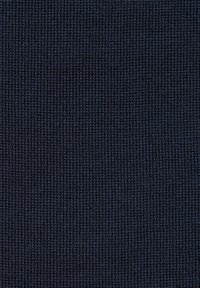 Navyblauer Strickstoff mit einer strukturierten Oberfläche, der gleichmäßig verteilte Stiche und ein konsistentes Rippenmuster aufweist.