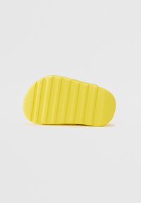 Lacoste SURUKIDS SUMMER PACK UNISEX - Strandpapucsok és -szandálok - yellow/white