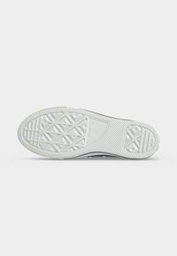 Λευκή σόλα παπουτσιού Converse με γεωμετρικό σχέδιο πέλματος, γραμμικές περιοχές πρόσφυσης και την επωνυμία "Converse All Star" ανάγλυφα κοντά στο κέντρο.