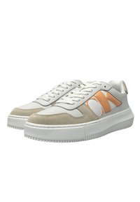 Sneaker bianche in pelle con accenti in suede beige e dettaglio del logo arancione, dotate di suola in gomma testurizzata e lacci rotondi.