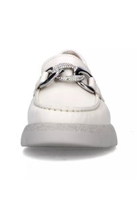 Sneaker bianco in pelle con punta tonda, dotato di un accento in catena argentata e una suola in gomma bianca testurizzata.
