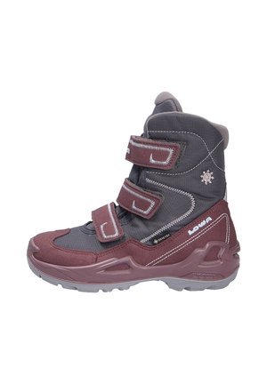 Dunkelgrauer und burgunderfarbener wasserdichter Stiefel aus Textil- und Wildledermaterialien, mit Klettverschlussriemen, verstärkter Zehenkappe und einer strukturierten Gummisohle.