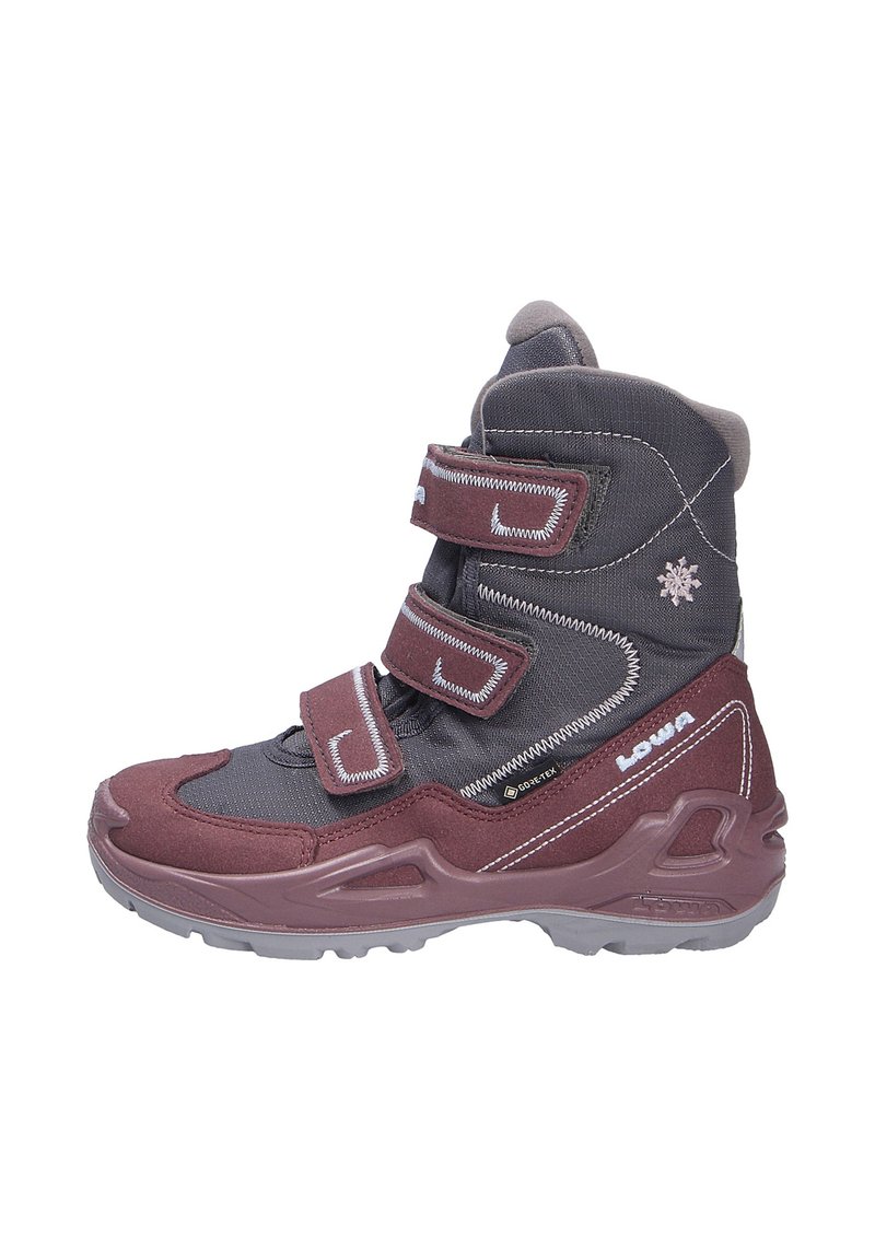 Stivaletto impermeabile grigio scuro e bordeaux con materiali in tessuto e suede, cinturini in velcro, punta rinforzata e suola in gomma testurizzata.