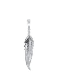 Pendente a forma di piuma in argento con dettagli intricati a foglia, caratterizzato da scanalature texture e un anello attorcigliato per il fissaggio. Marchio di argento sterling 925.