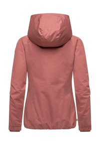 Veste à capuche rose texturée avec un design ajusté. Présente des poignets élastiques et un ourlet resserré. Le matériau semble léger.