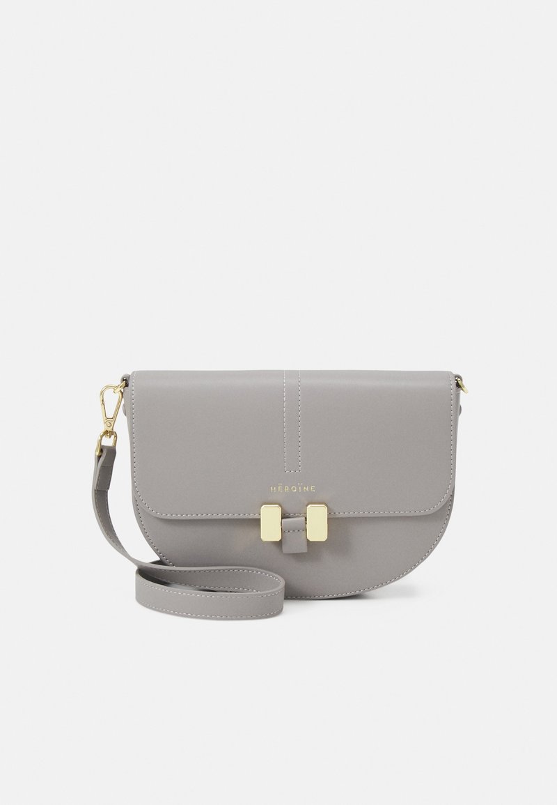 Szara skórzana torba na ramię z klapką, złote akcenty, prosty górny brzeg i cienki regulowany pasek.