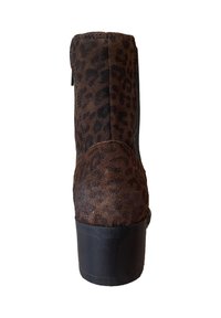 Bruine suède enkellaars met een panterprint patroon, ronde neus en een chunky zwarte plateauhak. Voorzien van een rits aan de zijkant.