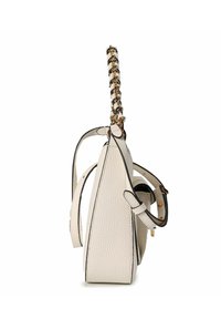 Witte leren handtas met een gestructureerd oppervlak, driehoekige vorm, kettinghengsel en contrasterende zwarte randdetails.